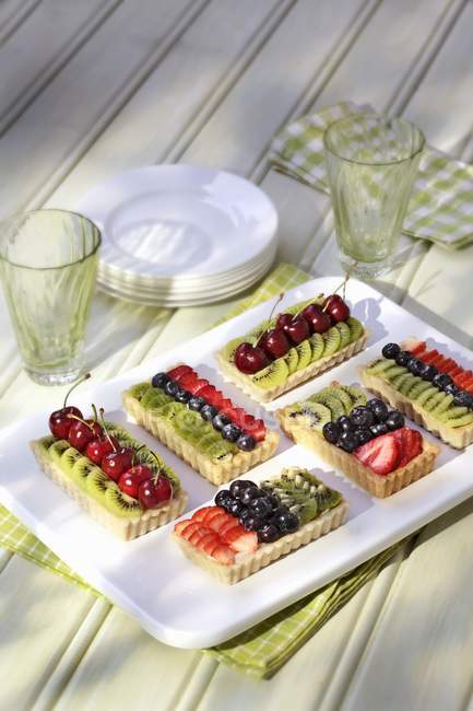 Various fruit tartlets on tray — Stock Photo