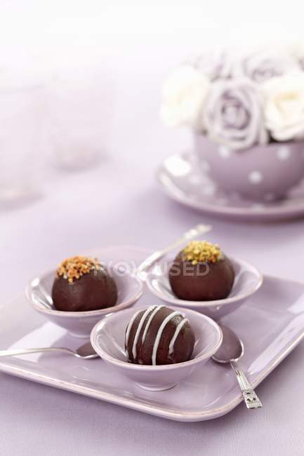 Chocolates sabrosos y dulces en tazas - foto de stock