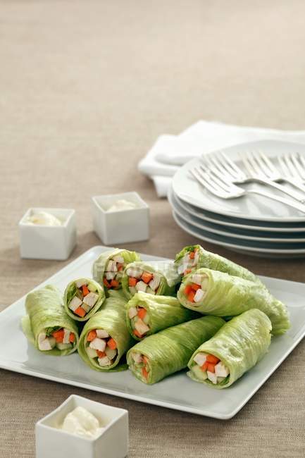 Lettuce rolls with chicken — Stock Photo