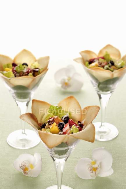 Vista close-up de saladas de frutas em pétalas de wafer — Fotografia de Stock