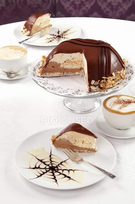 Купольный торт и кофе — стоковое фото