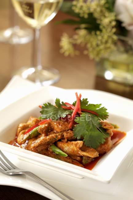 Pollo al curry con judías verdes - foto de stock