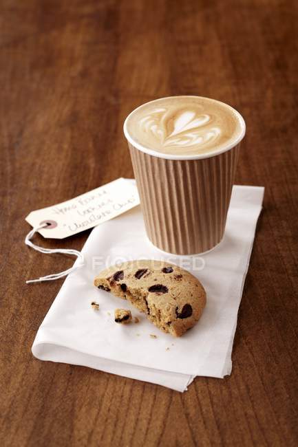 Chocolate chip cookie and cup of coffee — Stock Photo