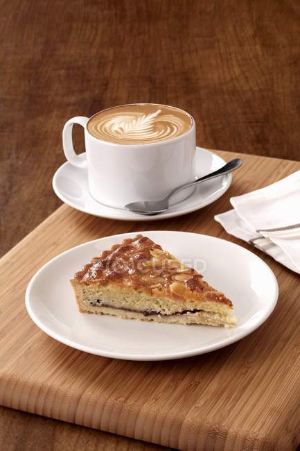 Cappuccino and almond tart — Stock Photo