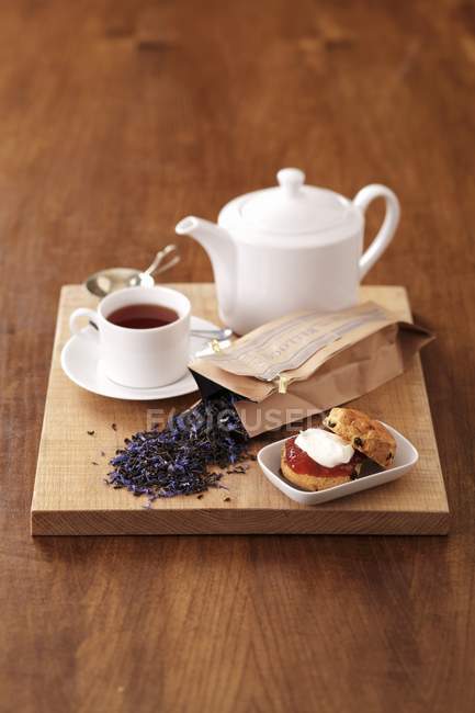 Tea and a scone with jam — Stock Photo