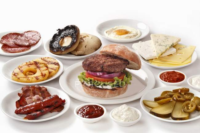 Hambúrguer com vários ingredientes — Fotografia de Stock