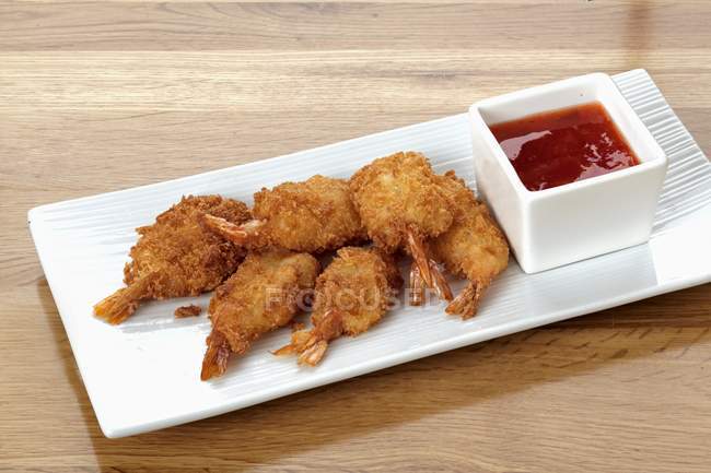 Portion of breaded shrimps with dip — Stock Photo