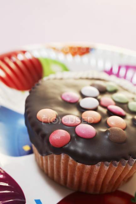Cupcake mit Schokoladenglasur dekoriert — Stockfoto