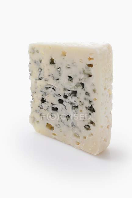 Un morceau de fromage Roquefort sur fond blanc — Photo de stock
