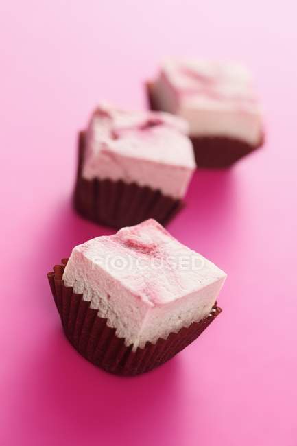 Рожевий піни Пралінові цукерки — стокове фото