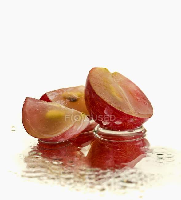 Нарезанный красный виноград — стоковое фото