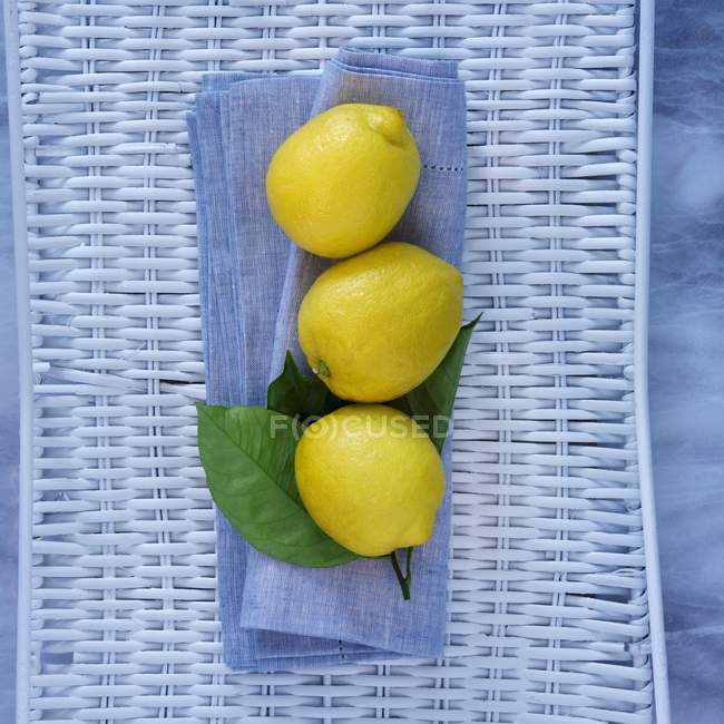 Свіжі стиглі лимони з листям — стокове фото