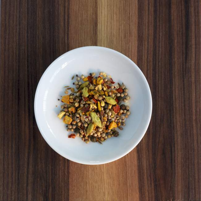 Draufsicht auf eine Curry-Gewürzmischung in einem weißen Gericht — Stockfoto