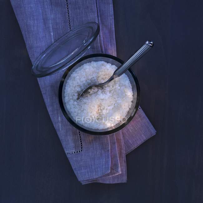 Морская соль в блюде — стоковое фото