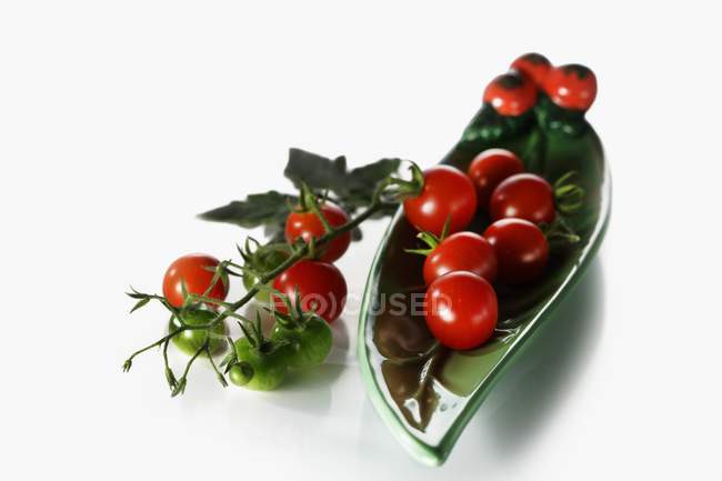 Червоний коктейль помідори на тарілці — стокове фото
