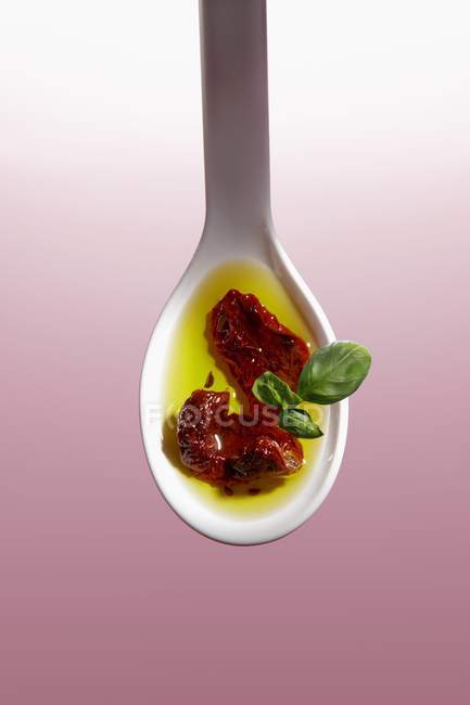 Tomates secos en aceite de oliva - foto de stock