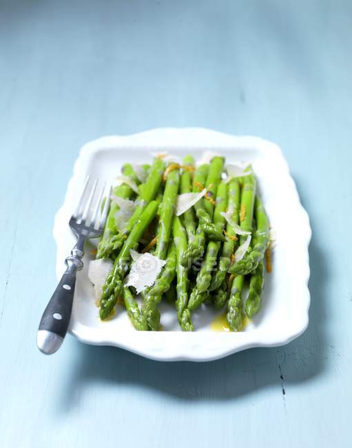 Green asparagus with butter — Stock Photo