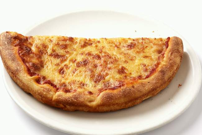 La mitad de la pizza Margherita - foto de stock