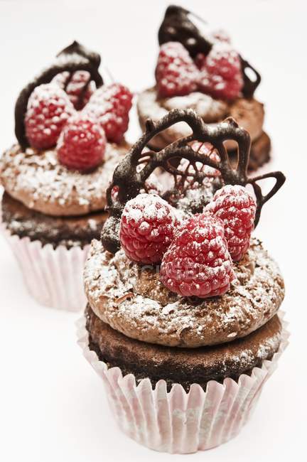 Chocolate cupcakes with raspberries — Stock Photo