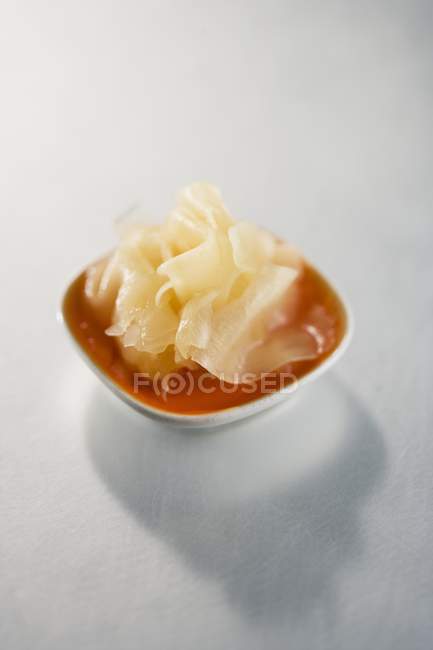 Vue rapprochée du gingembre conservé dans un petit bol — Photo de stock