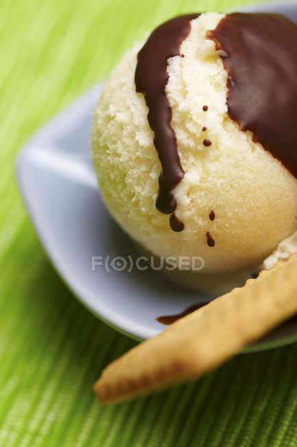 Pear ice cream with a biscuit — Stock Photo
