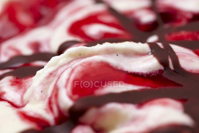 Vanilla ice cream with raspberry — Stock Photo