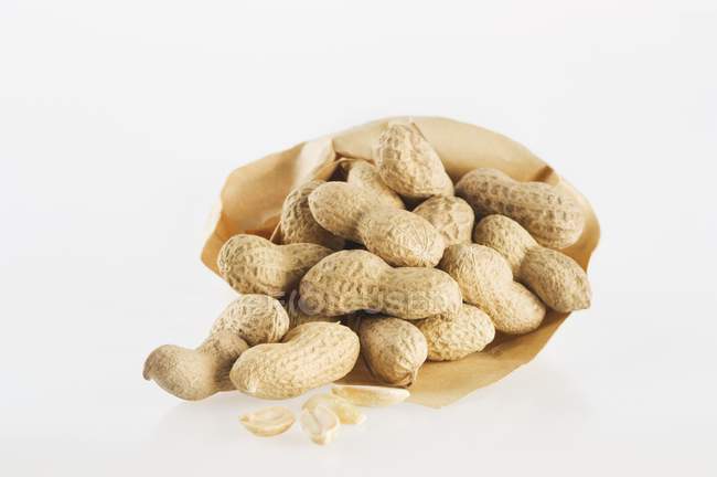 Erdnüsse in Papiertüten — Stockfoto
