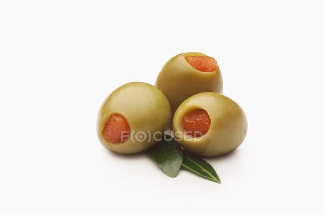 Aceitunas verdes rellenas de Pimentos - foto de stock