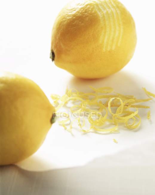Свежие лимоны с цедрой — стоковое фото