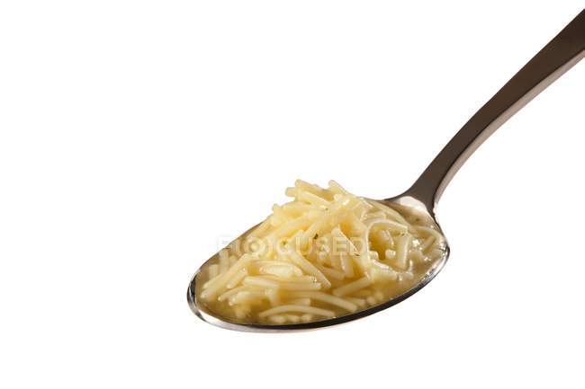 Cucchiaio pieno di zuppa di spaghetti di pollo — Foto stock