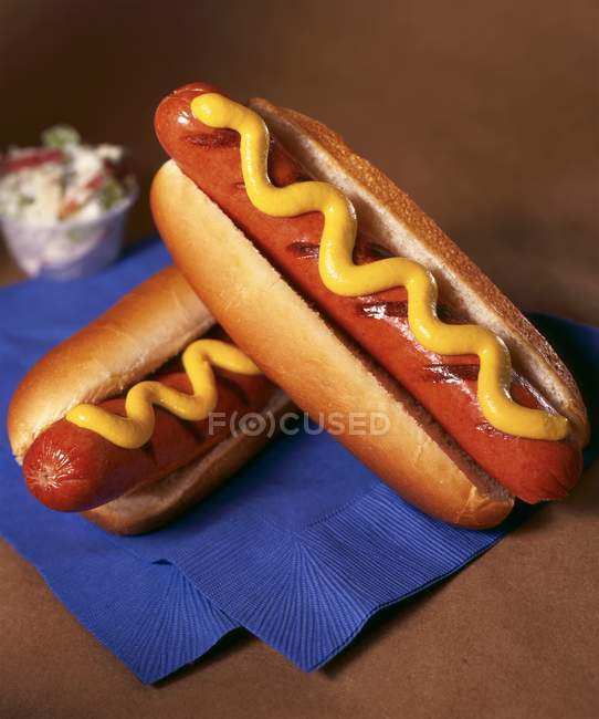 Cachorros-quentes grelhados com mostarda — Fotografia de Stock