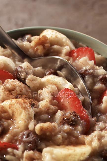 Oatmeal porridge with strawberries — Stock Photo