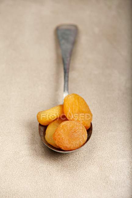 Getrocknete Aprikosen auf einem Löffel — Stockfoto