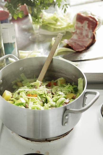 Verdure di minestra in una pentola su tavolo a cucina — Foto stock