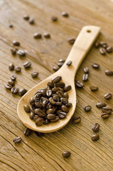 Geröstete Kaffeebohnen auf einem Löffel — Stockfoto