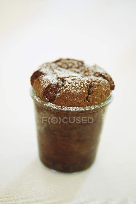 Mini pastel de chocolate en un vaso - foto de stock