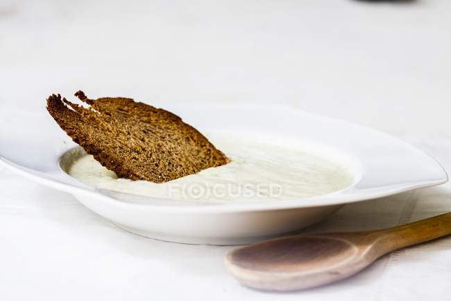 Crema di minestra di cavolfiore in piatto bianco — Foto stock