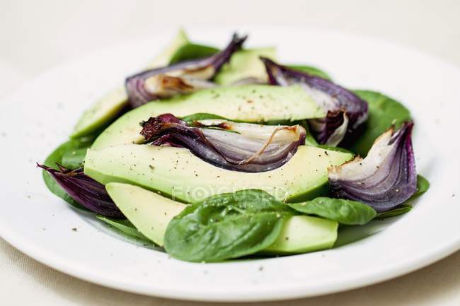 Салат из авокадо со шпинатом и красным луком — стоковое фото