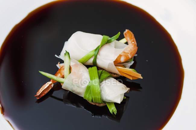 Rolos de primavera com camarão em molho de soja — Fotografia de Stock