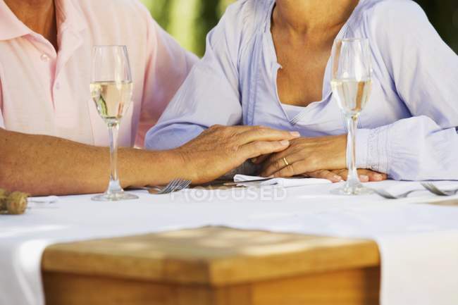 Пара празднует с шампанским флейты — стоковое фото