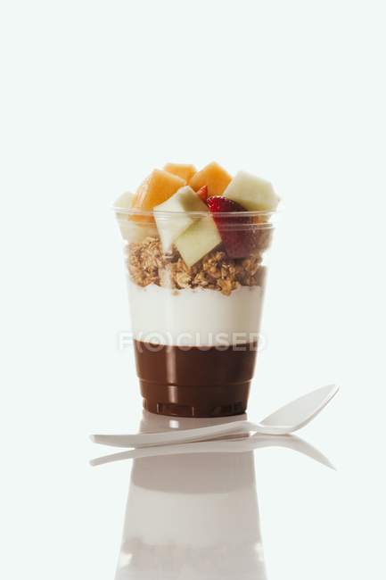 Dessert en couches de yaourt et de granola — Photo de stock