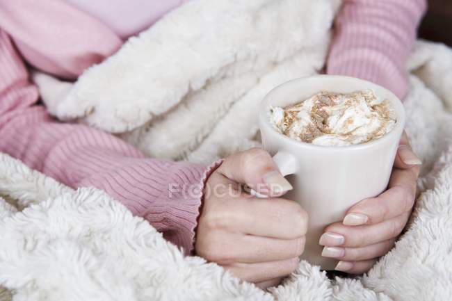 Donna in possesso di tazza di cioccolata calda — Foto stock