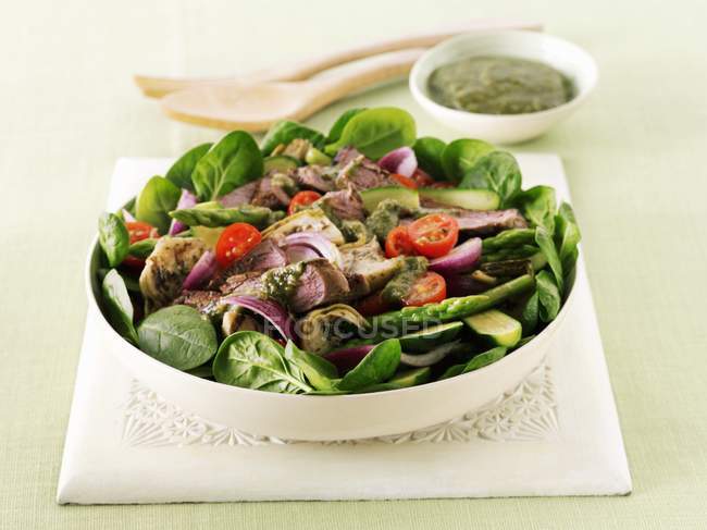 Salade de laitue avec vinaigrette — Photo de stock