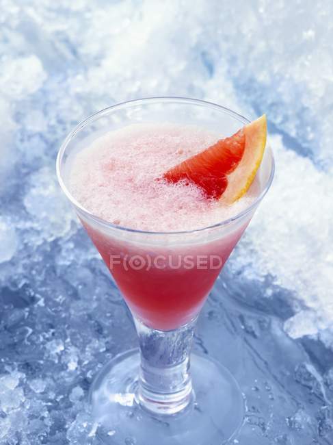 Nahaufnahme von rosa Daiquiri mit Grapefruitkeil — Stockfoto