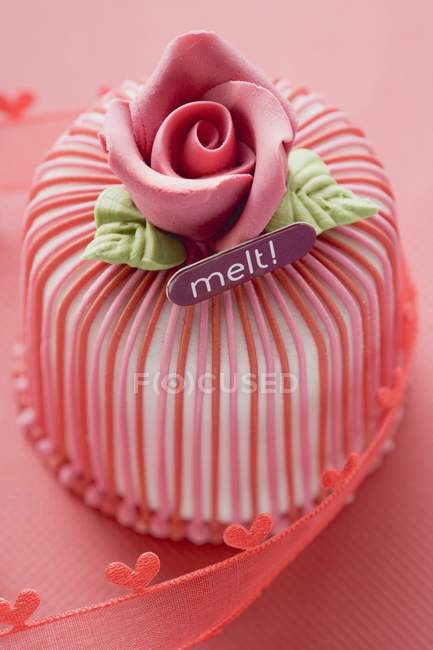 Gâteau de massepain avec ruban rouge — Photo de stock