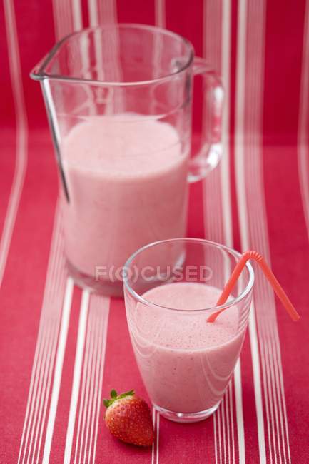 Клубничное молоко в стекле — стоковое фото