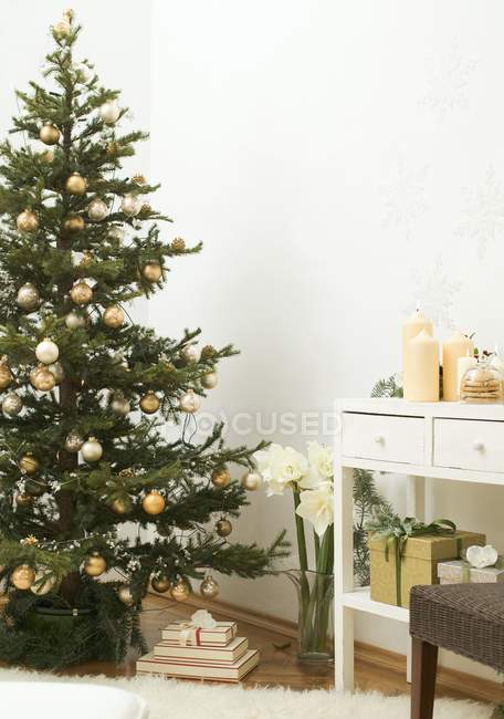 Sala de estar decorada para Navidad - foto de stock