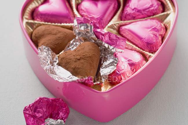 Cioccolatini in scatola a forma di cuore — Foto stock