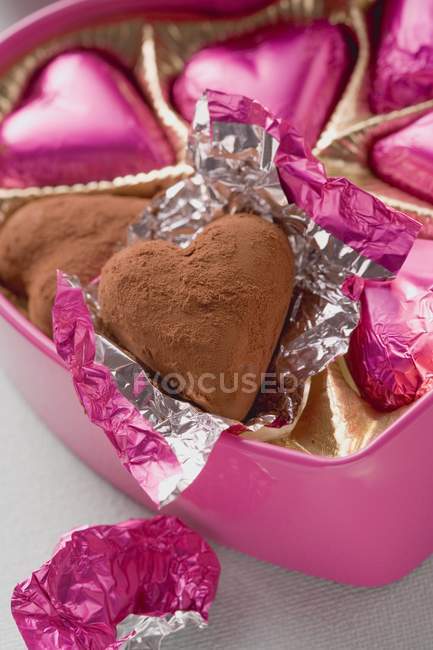 Chocolates em forma de coração caixa — Fotografia de Stock
