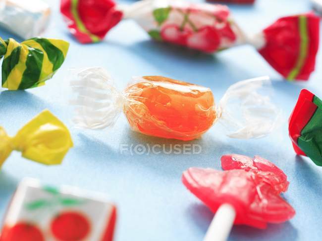 Vue rapprochée de bonbons assortis sur la surface bleue — Photo de stock